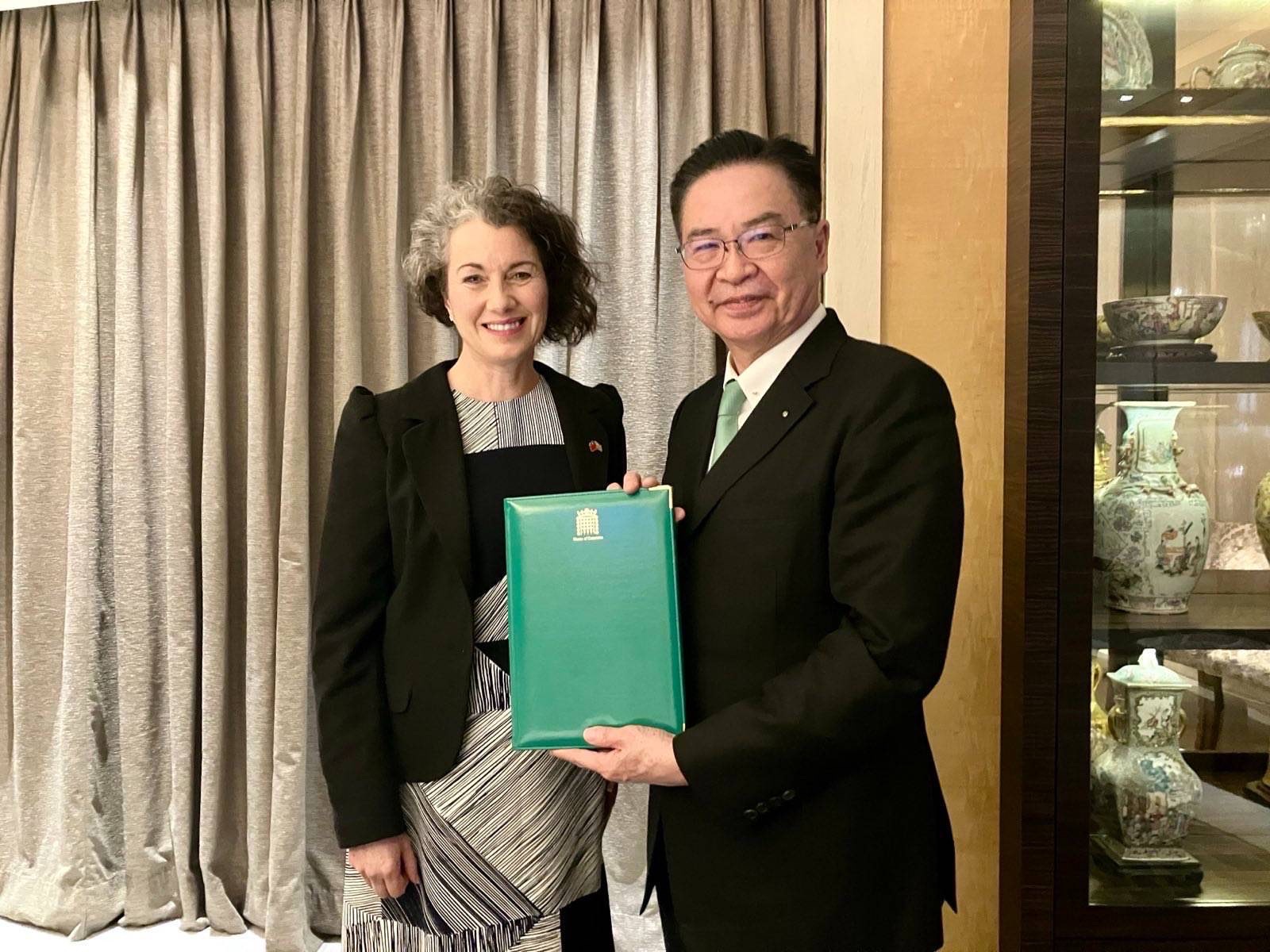 國安會秘書長吳釗燮(右)18日晚宴英國國會「台英國會小組」共同主席柴萍恩(左)，盼台、英共同推動「全球半導體民主供應鏈倡議」。(國安會提供)