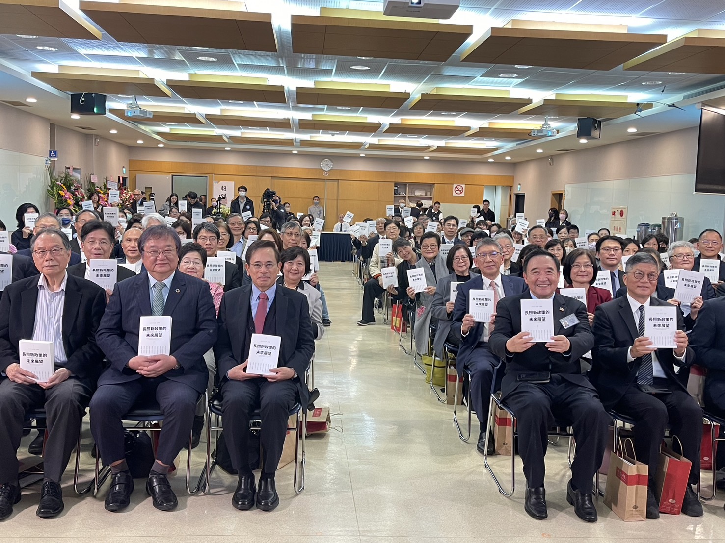 前美國衛生公共福利部副助理部長林元清(右中)、前衛福部部長邱文達及王懿範博士共同編撰《長照新政策的未來展望》，20日舉辦新書發表會。(鄭佑漢攝)