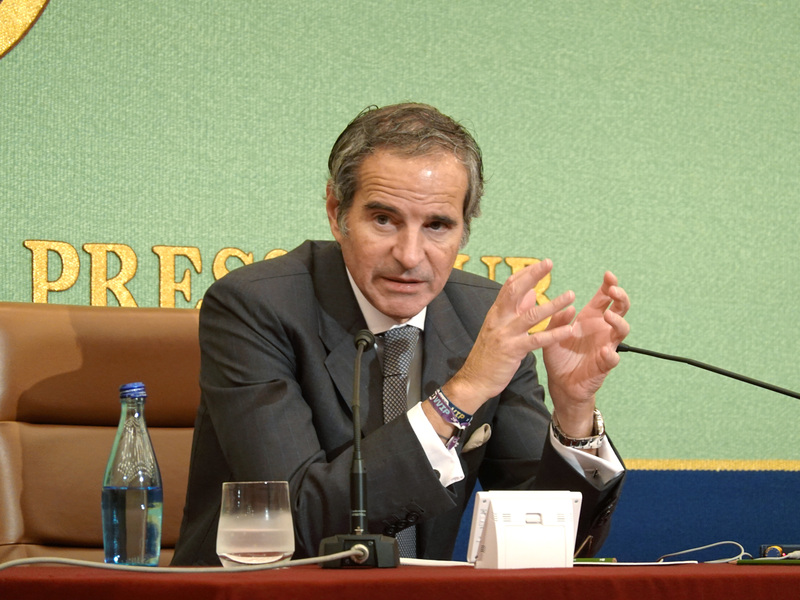 國際原子能總署（IAEA）署長葛羅西（Rafael Grossi）20日在日本記者俱樂部舉行記者會，說明19日視察福島第一核電廠核處理水排放海洋及保管除輻污土壤中期儲存設施的心得。他認為安全性符合IAEA的標準。(圖：中央社)