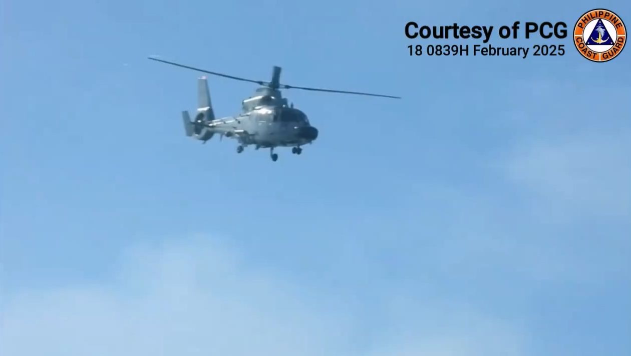 中國人民解放軍直升機18日於南海爭議空域危險逼近菲律賓公務飛機。(TG)