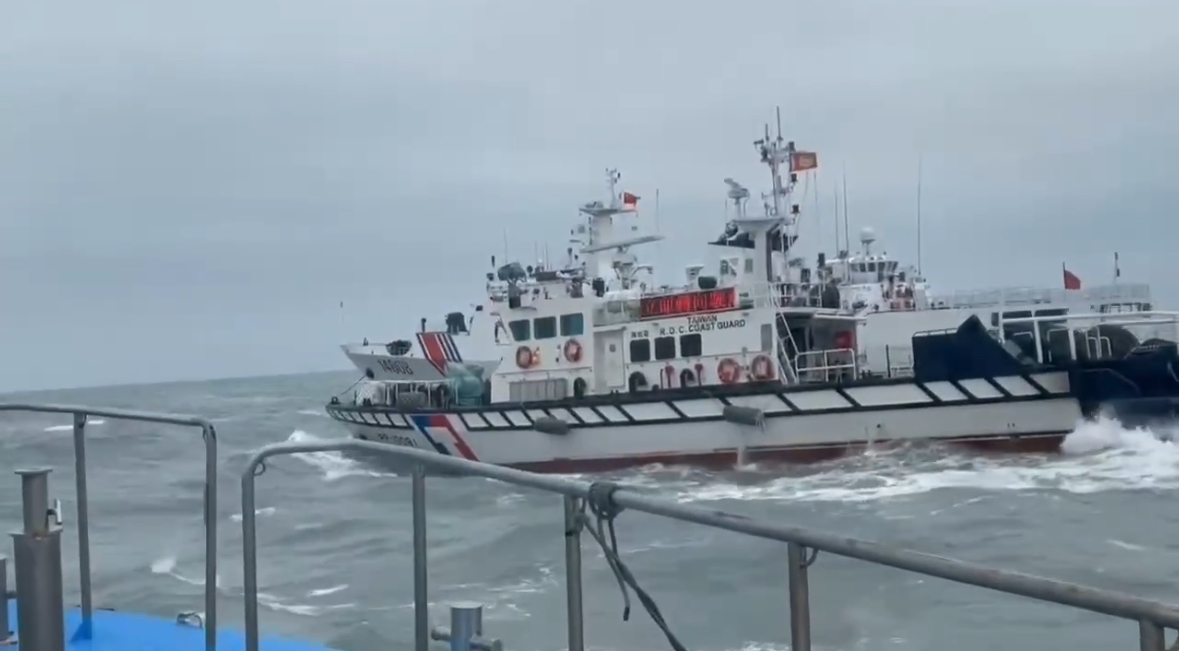 海巡署金馬澎分署表示，20日下午2時許，偵獲4艘中國海警船同時出現在金門南方海域，立即調度線上巡防艇前推至限制水域線上監控應對。(圖：海巡署)