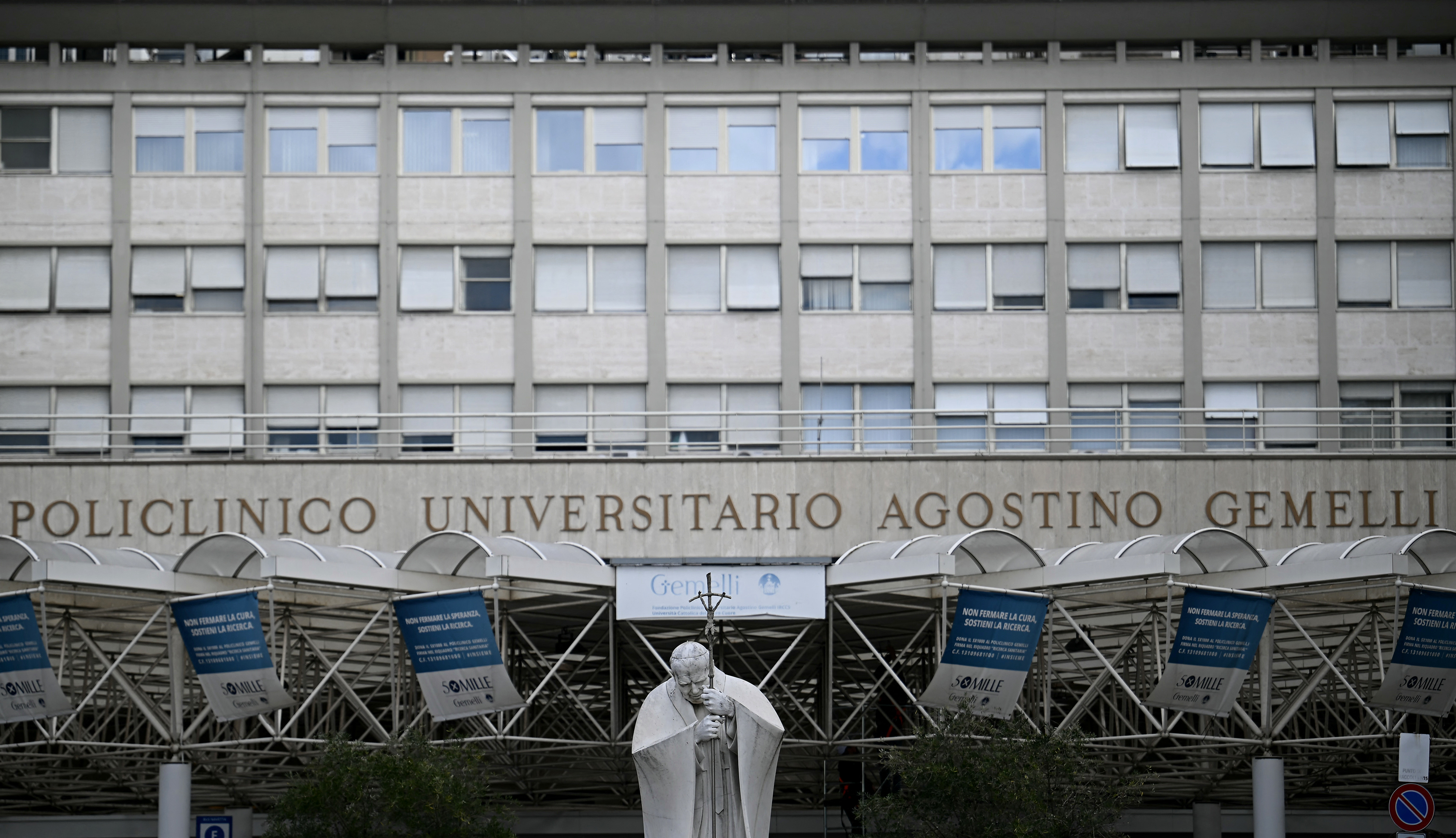 圖為教宗方濟各接受治療的羅馬傑梅利醫院(Gemelli Hospital)。 (AFP)