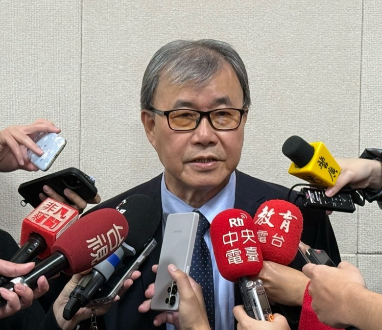 教育部長鄭英耀表示，教育部預計今年暑假將開發出國家認同、識讀中國威脅的教材。(圖：教育部提供)