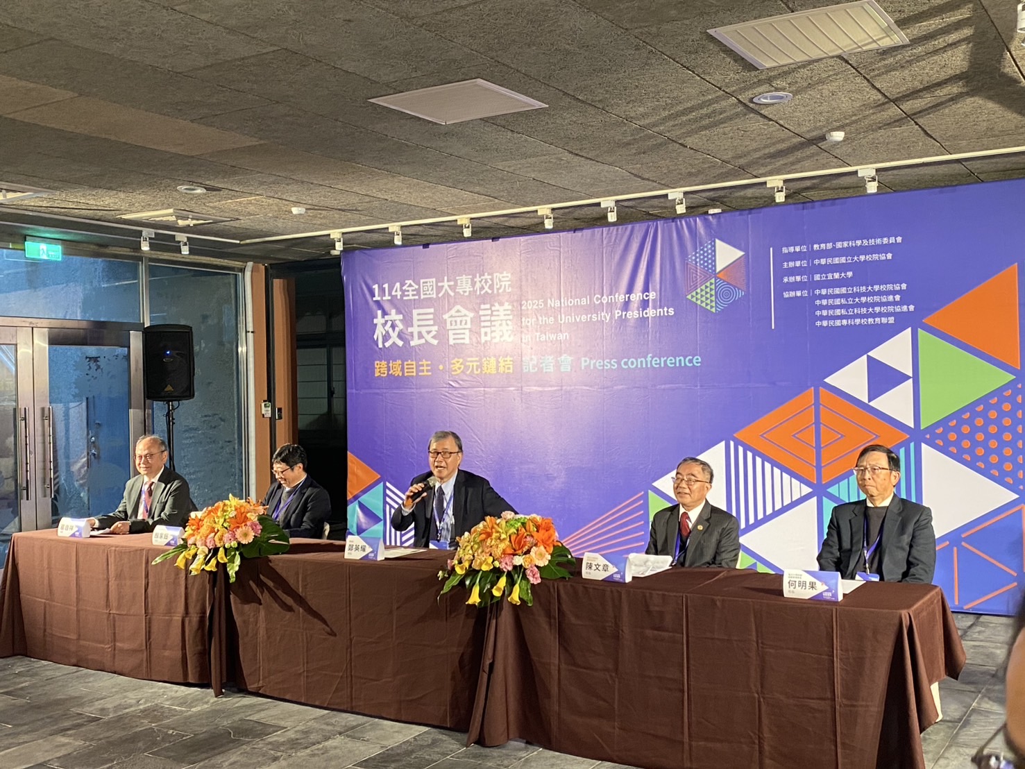 教育部部長鄭英耀(中)20日下午出席全國大專校院校長會議會後記者會。（陳念宜 攝）