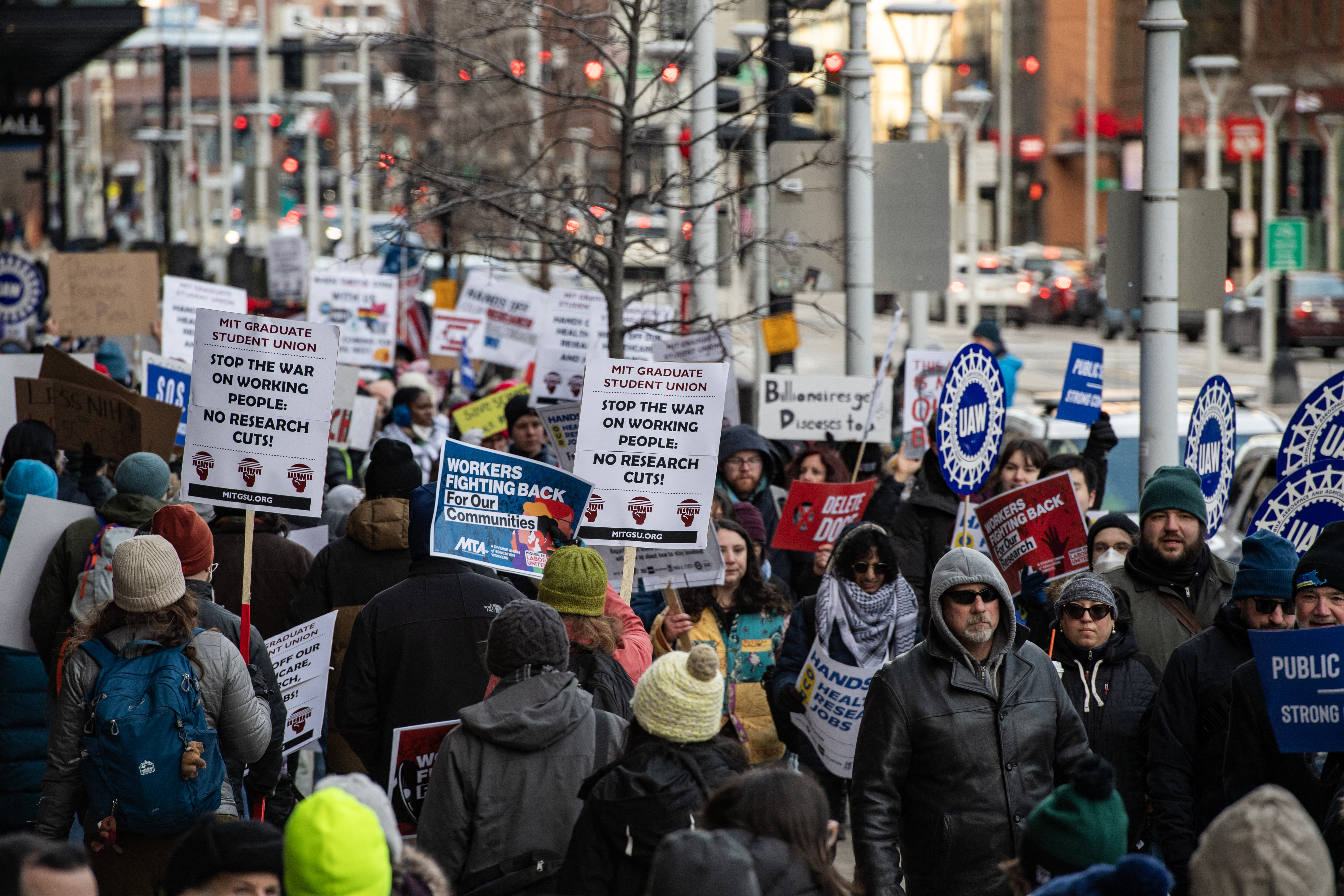 為了維護美國聯邦員工的工作權，民眾19日在波士頓示威抗議。 (AFP)