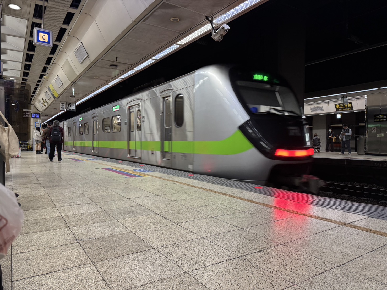 交通部21日審議通過國營台灣鐵路公司提報的票價合理化方案，最快2月底即可報到行政院。圖為台北車站台鐵列車進站。(Rti)