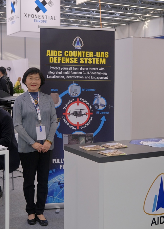 歐洲航太無人機載具展在德國杜塞道夫舉辦，漢翔航空工業推出「反制無人機的無人機」，圖為漢翔副總經理莊秀美。 (圖：中央社)