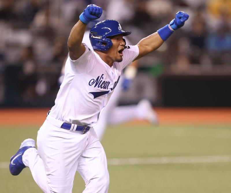 世界棒球經典賽資格賽21日中午賽事由南非交手尼加拉瓜，兩隊鏖戰至延長賽第10局，尼加拉瓜靠著李維拉再見安搶下首勝。圖為李維拉敲安後難掩興奮，振臂歡呼。(圖：中央社)