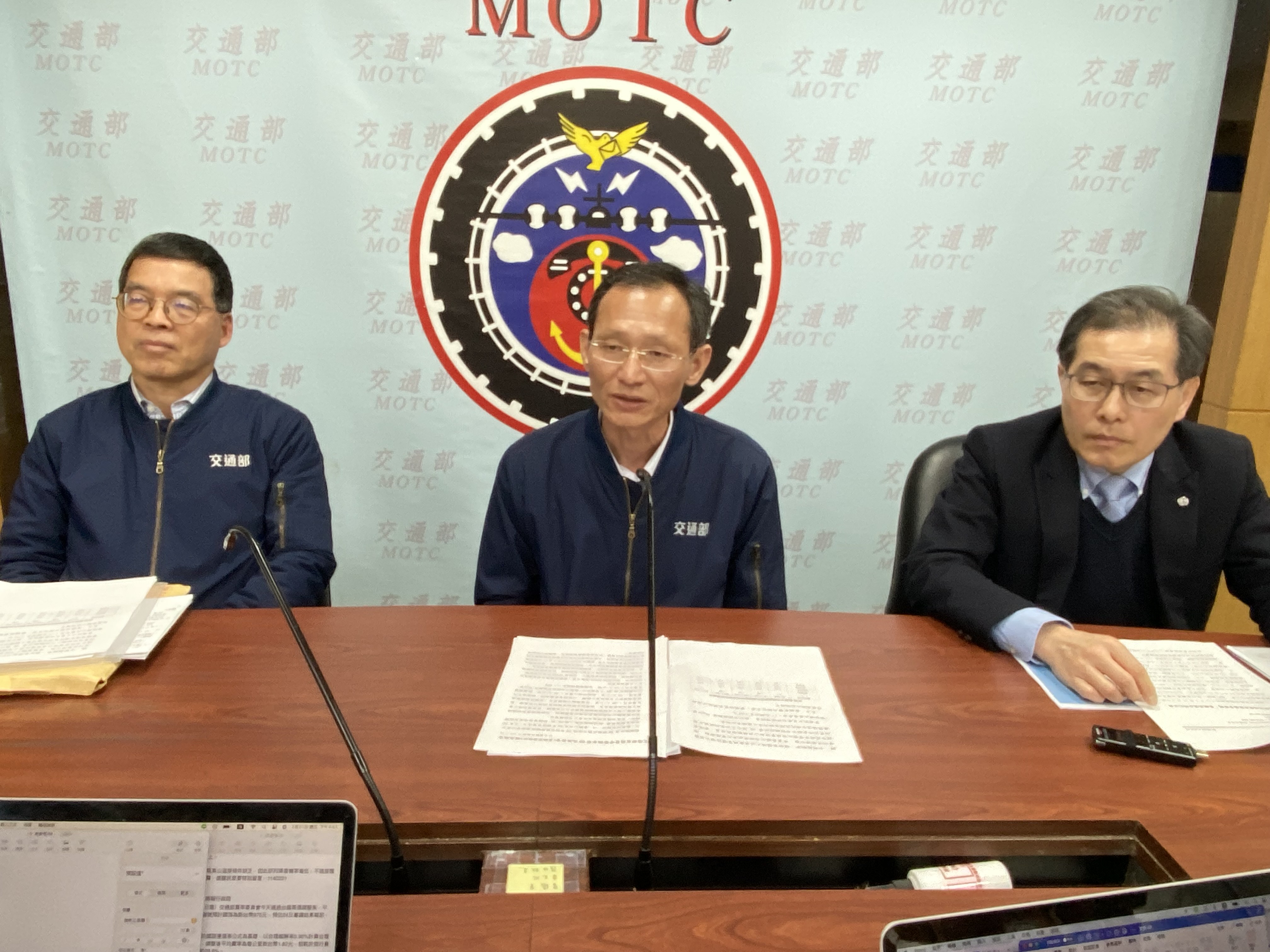 交通部運研所長林繼國、公共運輸及監理司長林福山和台鐵公司總經理馮輝昇(由左至右)，21日傍晚在交通費率審議會通過台鐵票價合理化方案後，連袂向媒體說明審議結果。(吳琍君攝)