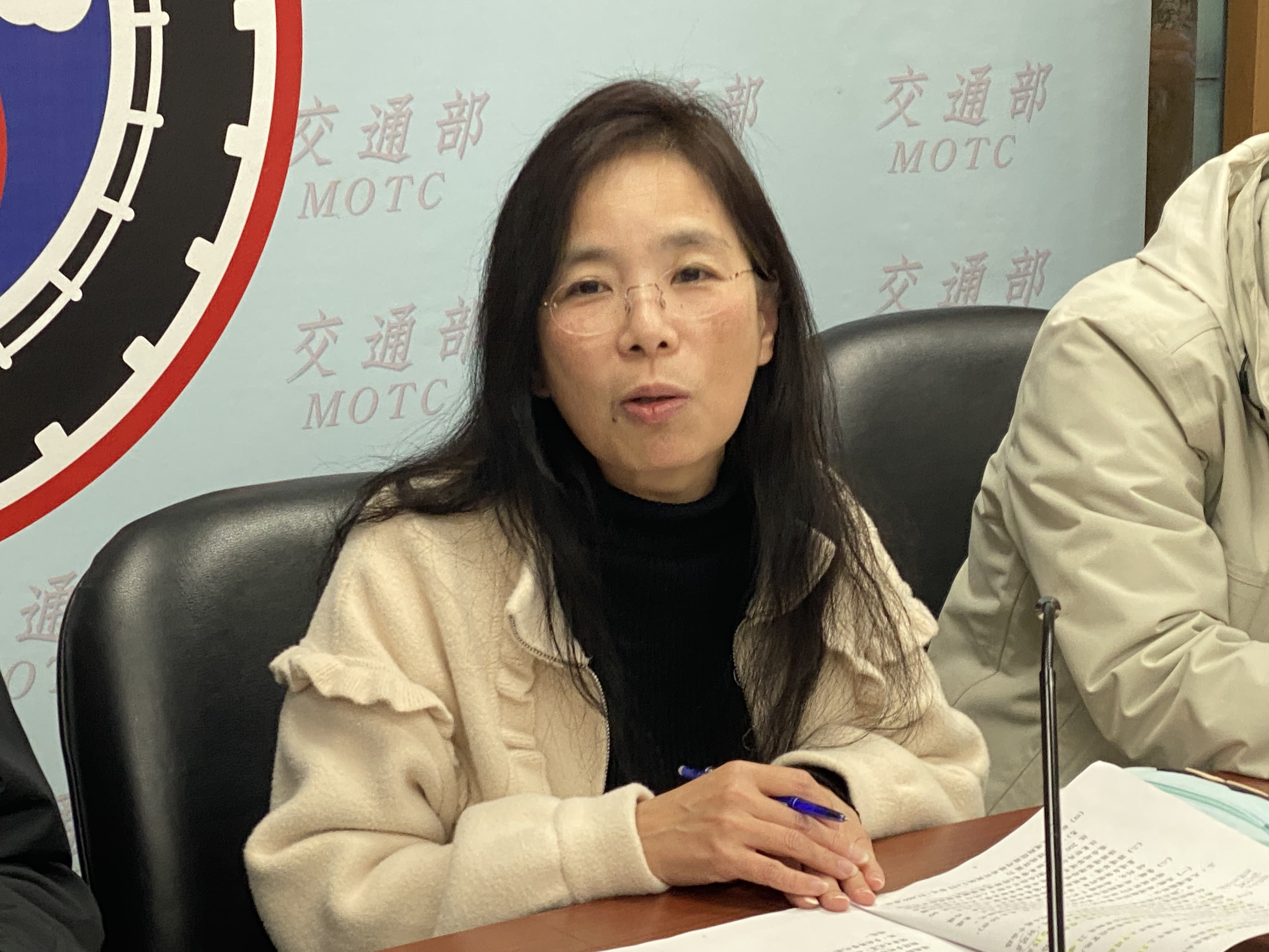 交通部公共運輸及監理司副司長胡迪琦21日公布228連假的海陸空疏運措施。(吳琍君 攝)