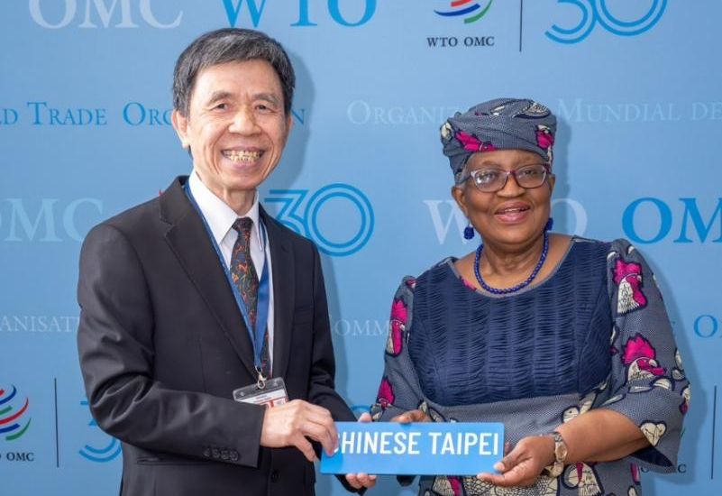 農業部漁業署21日表示，為維護漁業資源及接軌國際趨勢，駐WTO代表羅昌發（左）於瑞士時間18日遞交漁業補貼協定接受書給WTO秘書長伊衛拉（NgoziOkonjo-Iweala）（右），台灣成為第90個存放會員。（漁業署提供）