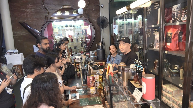 泰國曼谷老城區的三罐標有記茶行目前由台灣王有記茶行家族第四代經營。參加走讀行程的民眾在店內聆聽老闆介紹台泰的茶葉歷史和文化。(圖：中央社)