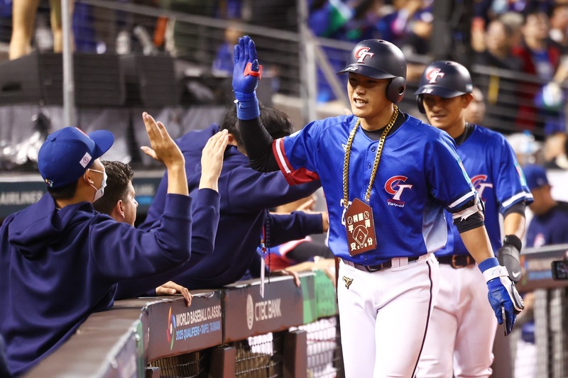 世界棒球經典賽資格賽（WBCQ）台灣隊22日晚間迎戰南非，台灣隊打者李宗賢（前右）9局開轟再為台灣添上2分，助隊最終以9比1拿勝。(圖：中央社)