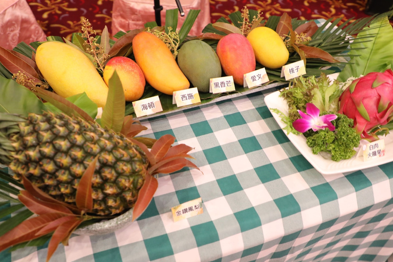 已故前日相安倍晉三的妻子安倍昭惠2023年造訪台南時，市長黃偉哲準備多種水果招待，其中有當季盛產6種芒果。(圖：台南市政府提供)
