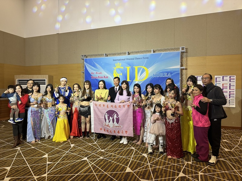 首爾國際肚皮舞大賽23日舉行，台灣選手抱回31座金獎、16座銀獎、5座銅獎及4座優勝。駐韓國台北代表部教育組組長鄭正凱（中間著西裝者）也到現場為選手加油打氣。 (圖：中央社)