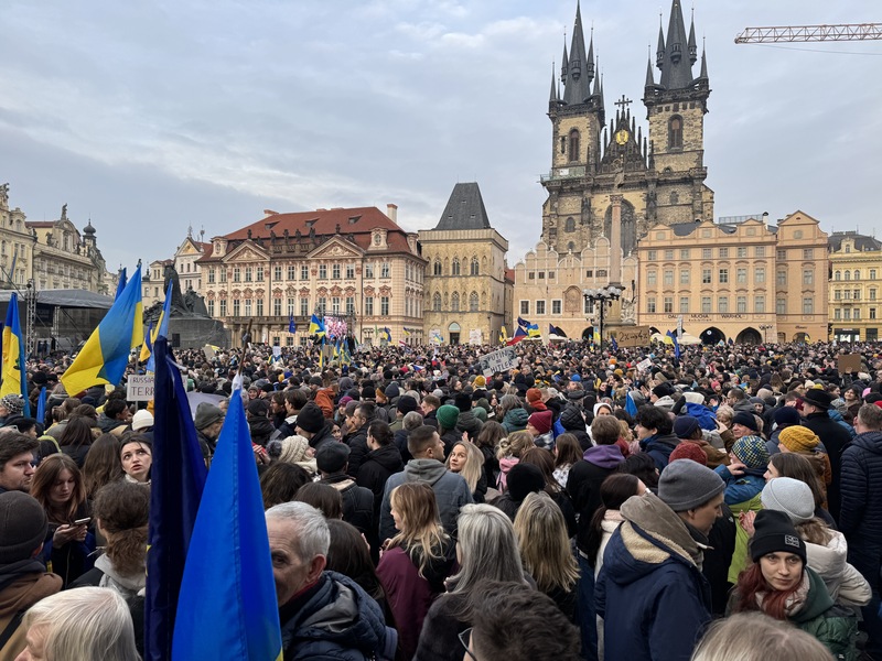 俄烏戰爭將滿3年，數千人23日齊聚布拉格舊城廣場，揮舞旗幟、高舉標語聲援烏克蘭，場面震撼。中央社記者劉郁葶布拉格攝  114年2月24日 (圖：中央社)