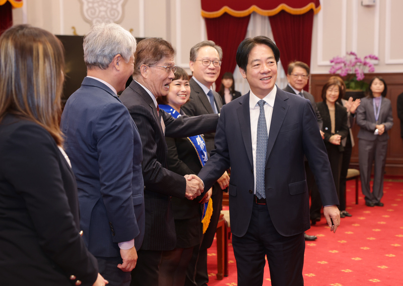 總統賴清德(前右)24日上午在總統府接見「第27屆全國商店傑出店長」，向與會來賓握手致意。(圖：中央社)