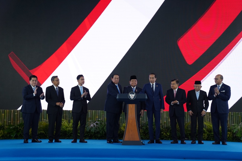 印尼總統普拉伯沃(中)和前總統佐科威(右4)、尤多約諾(左4)今天(24日)共同出席「達南塔拉」投資管理機構揭幕儀式。（大印尼行動黨提供） (圖：中央社)