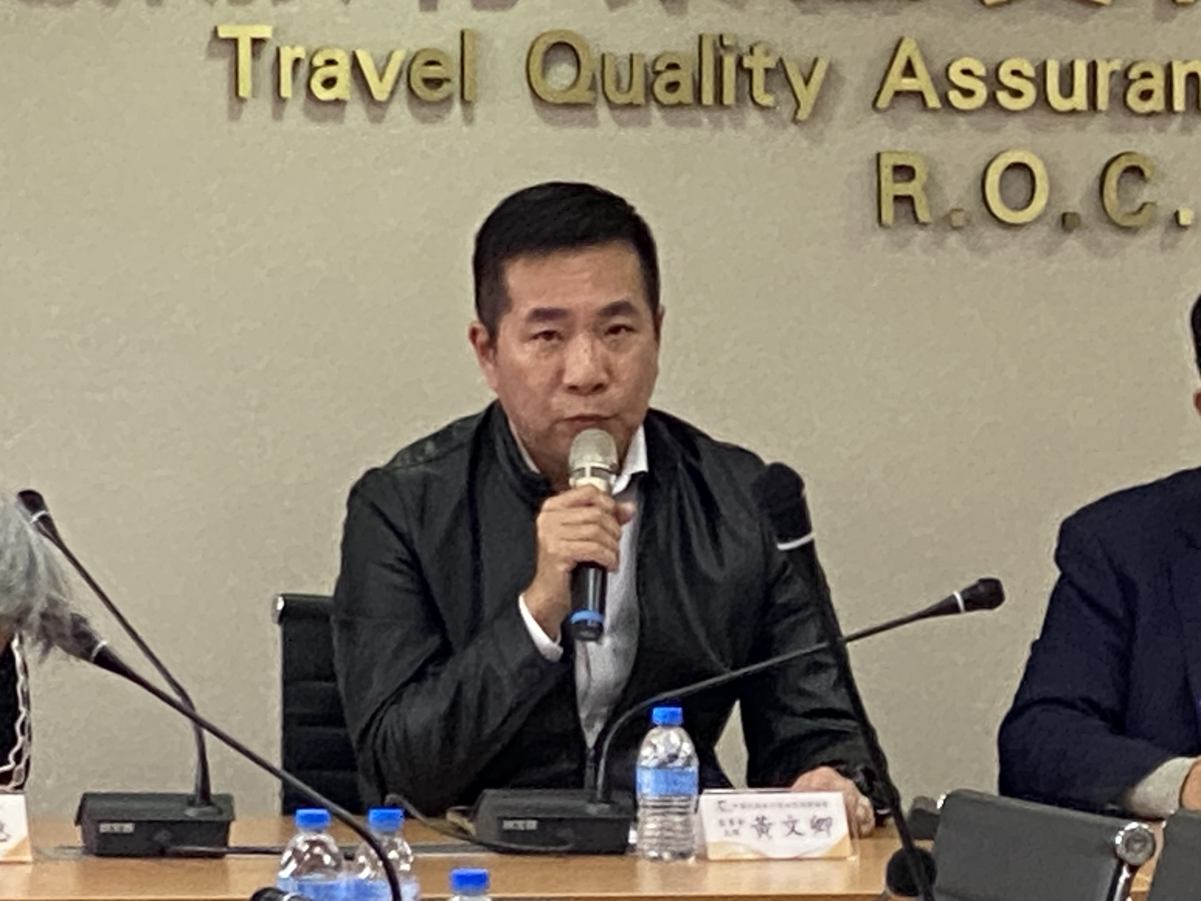 品保協會監事會主席黃文卿24日在今年第二季合理團費發布會上，回應媒體問有關兩岸觀光的議題。(吳琍君攝)