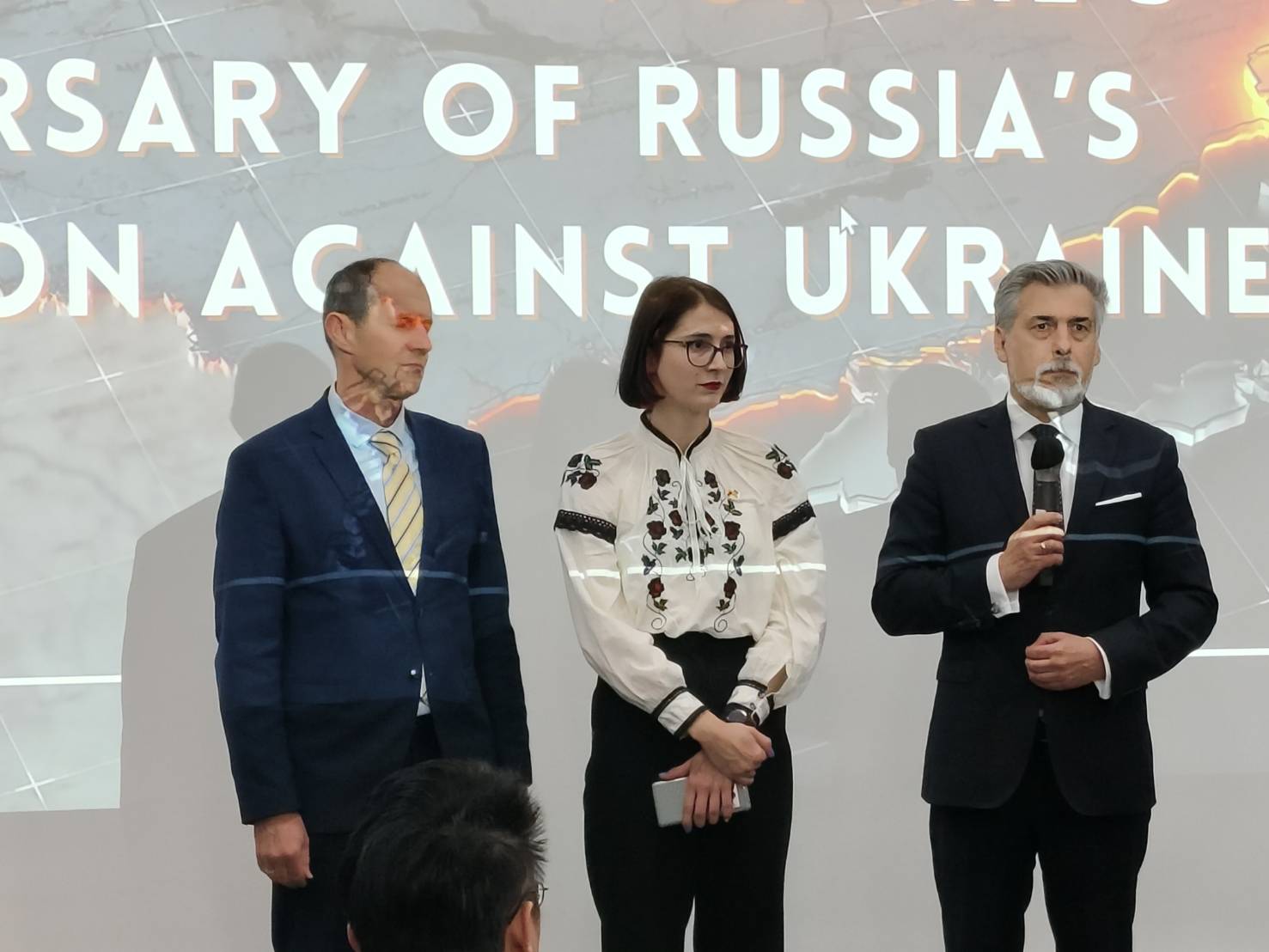 俄烏戰爭三週年，波蘭台北辦事處24日舉辦電影座談會，波蘭台北辦事處處長高則叡(右)、在台烏克蘭人Mariia Makarovych(中)和歐洲經貿辦事處處長谷爾納(左)出席。(王韋婷攝)