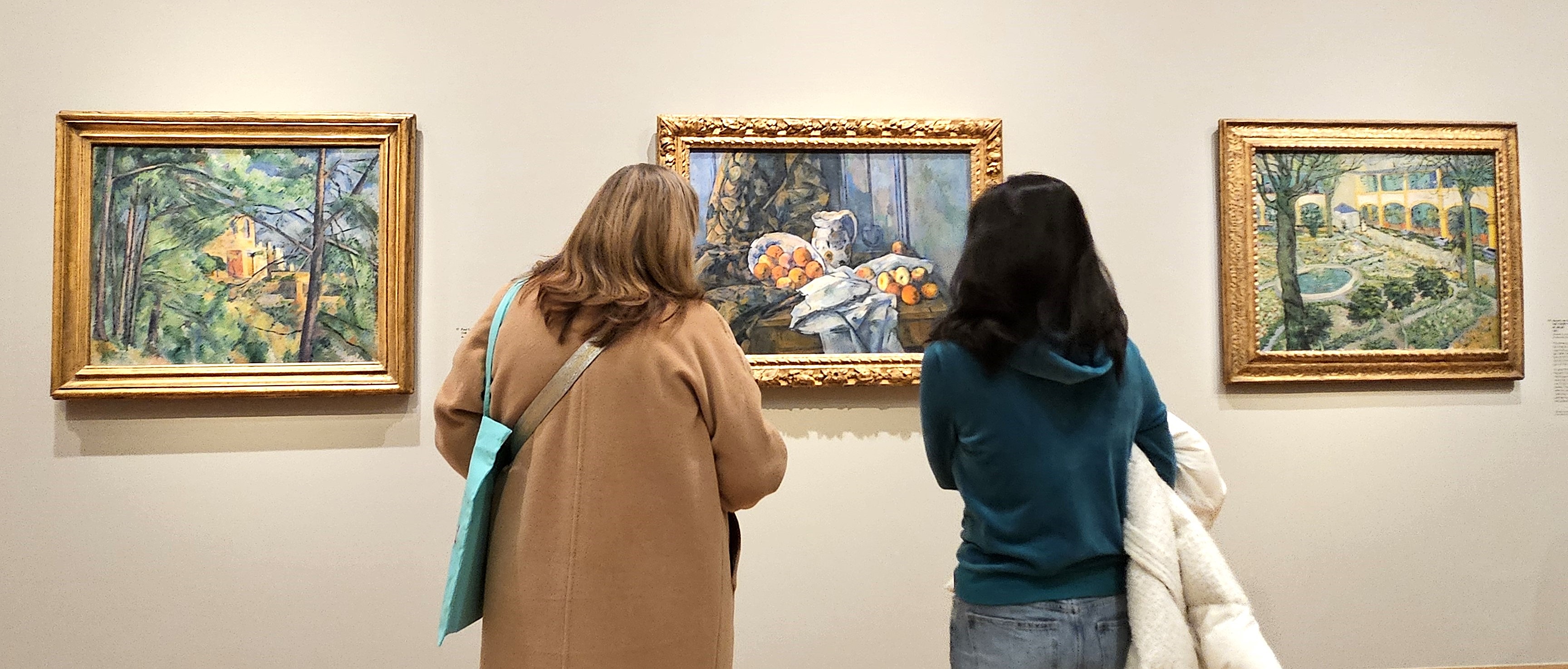 瑞士知名的奧斯卡．萊因哈特博物館精選25幅鎮館畫作，破天荒第一次在國外展出，吸引許多藝術愛好者前往倫敦科陶爾美術館參觀。圖左為館方及策展人一致推薦、塞尚於1885年以鄰近故鄉艾克斯普羅旺斯附近的城堡廢墟為主題的畫作。(圖：黃貞貞 攝)