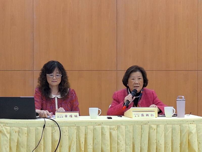 大考中心舉行114學年度學科能力測驗成績統計資料說明會，公布114學年學測成績，大考中心主任張新仁(右)、副主任黃璀娟(左)出席。(圖：中央社)