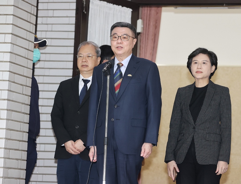 衛福部次長林靜儀遭指在社群軟體上討論醫院壅塞時發言不當，引發議論。行政院長卓榮泰(前)25日在立法院受訪時說，對於醫院急診一床難求，他要求衛福部予以分析改善，所有從政人員與部會首長也一定要以國家為念、以人民為念，謹言慎行，對國會、人民負責。(圖：中央社)