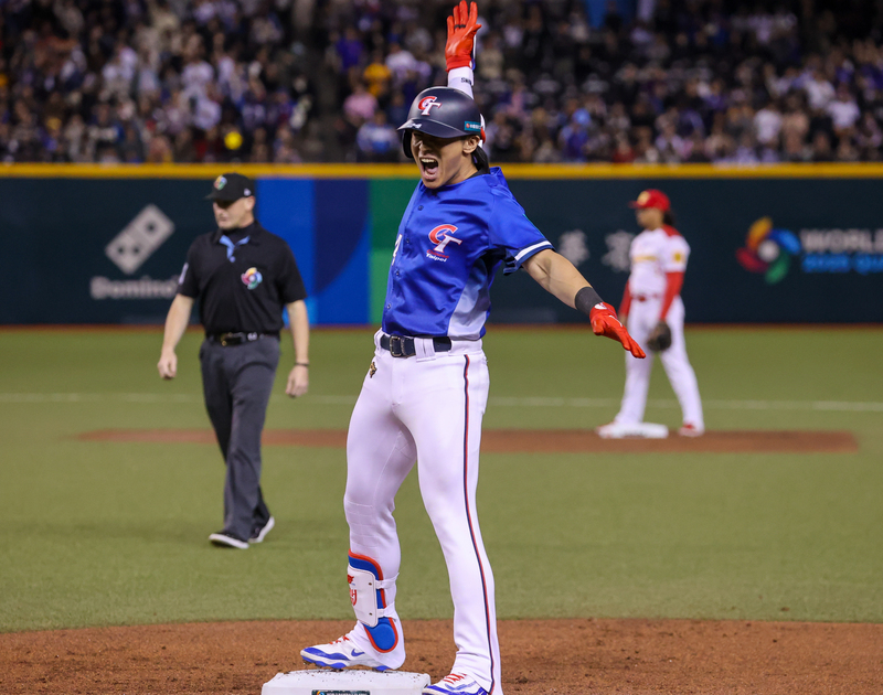 世界棒球經典賽資格賽（WBCQ）台灣隊25日晚間在台北大巨蛋決戰西班牙隊，1局上，台灣隊長陳傑憲（前）敲出左外野方向安打，上壘後難掩振奮情緒。中央社記者鄭清元攝  114年2月25日 (圖：中央社)