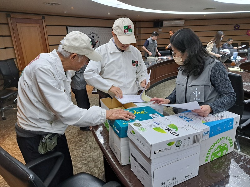 立法院在民國113年三讀修正通過的憲法訴訟法與公職人員選舉罷免法已經總統公布生效。民間團體「人民作主志工團」提案公投，訴求廢止選罷法與憲訴法修法內容，並將提案主文與名冊2月25日送交中選會。（人民作主志工團提供） (圖：中央社)