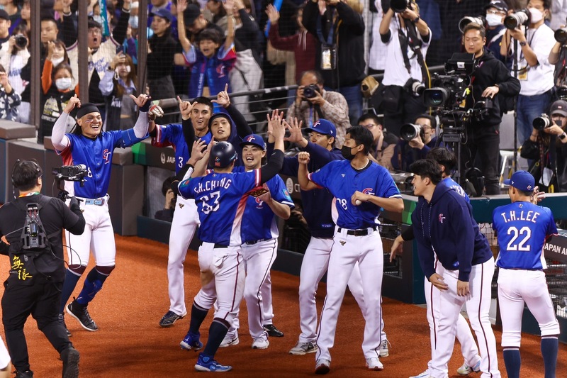 世界棒球經典賽資格賽（WBCQ）台北大巨蛋最後一戰25日晚間由地主台灣隊交手西班牙隊，台灣開局分數一路領先，6局上半台灣再添2分，場邊選手士氣高昂。(圖：中央社)