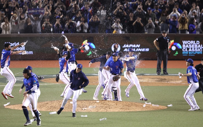 世界棒球經典賽資格賽(WBCQ)台灣隊25日晚間在與西班牙隊的殊死戰中搶下勝利，也收下經典賽正賽門票，賽後球員開心互動。(圖：中央社)