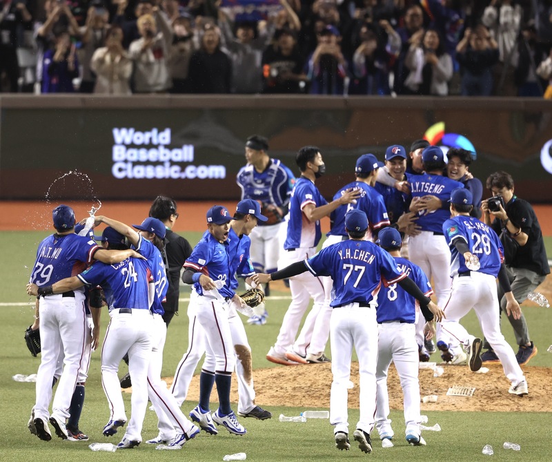 圖為世界棒球經典賽資格賽(WBCQ)台灣隊拿下正賽門票，賽後球員在場中互相擁抱。(圖：中央社)