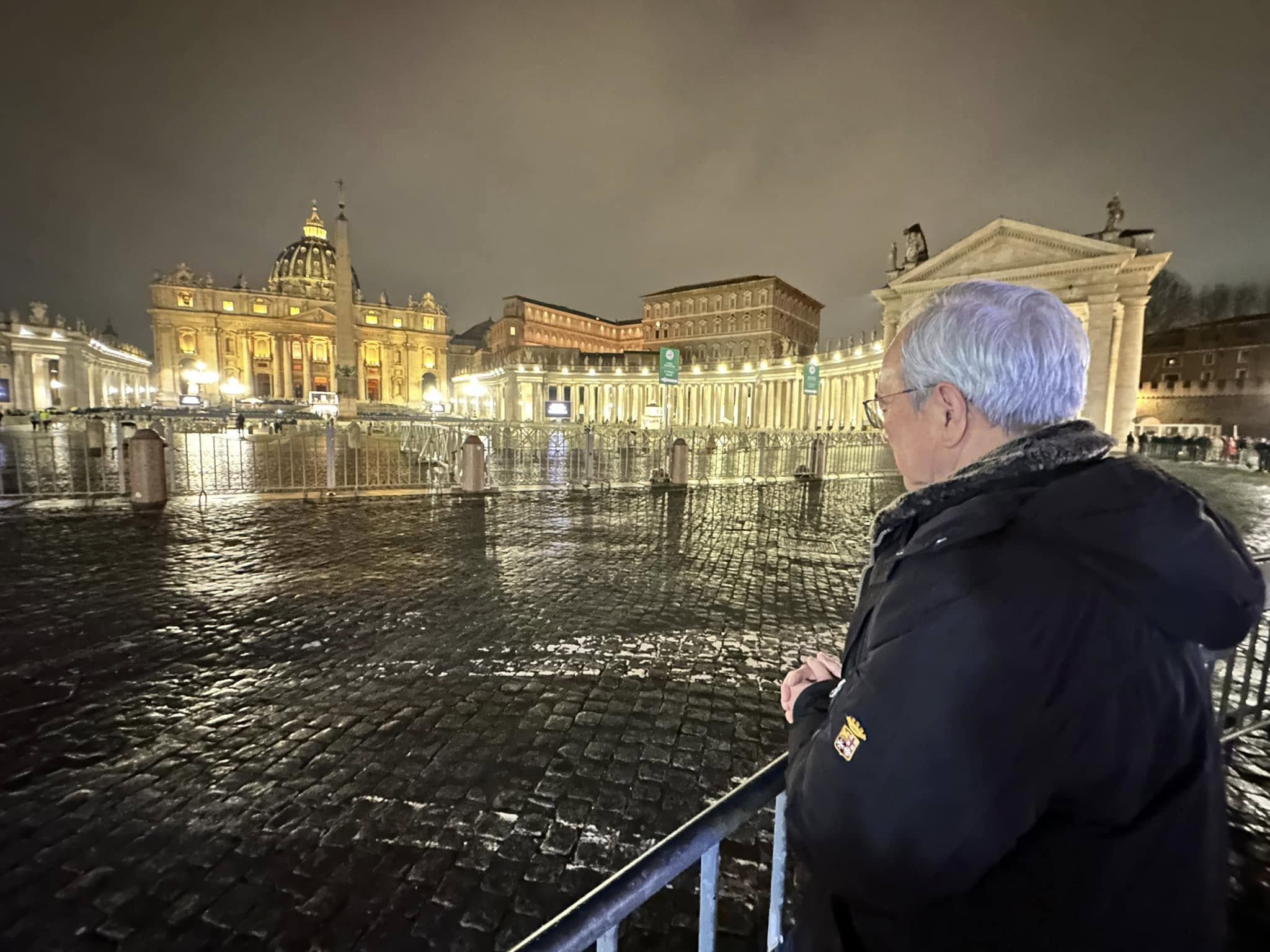 駐教廷大使李世明出席24日晚間在梵蒂岡聖伯多祿廣場舉行的為教宗祈福儀式。( 駐教廷大使館臉書)