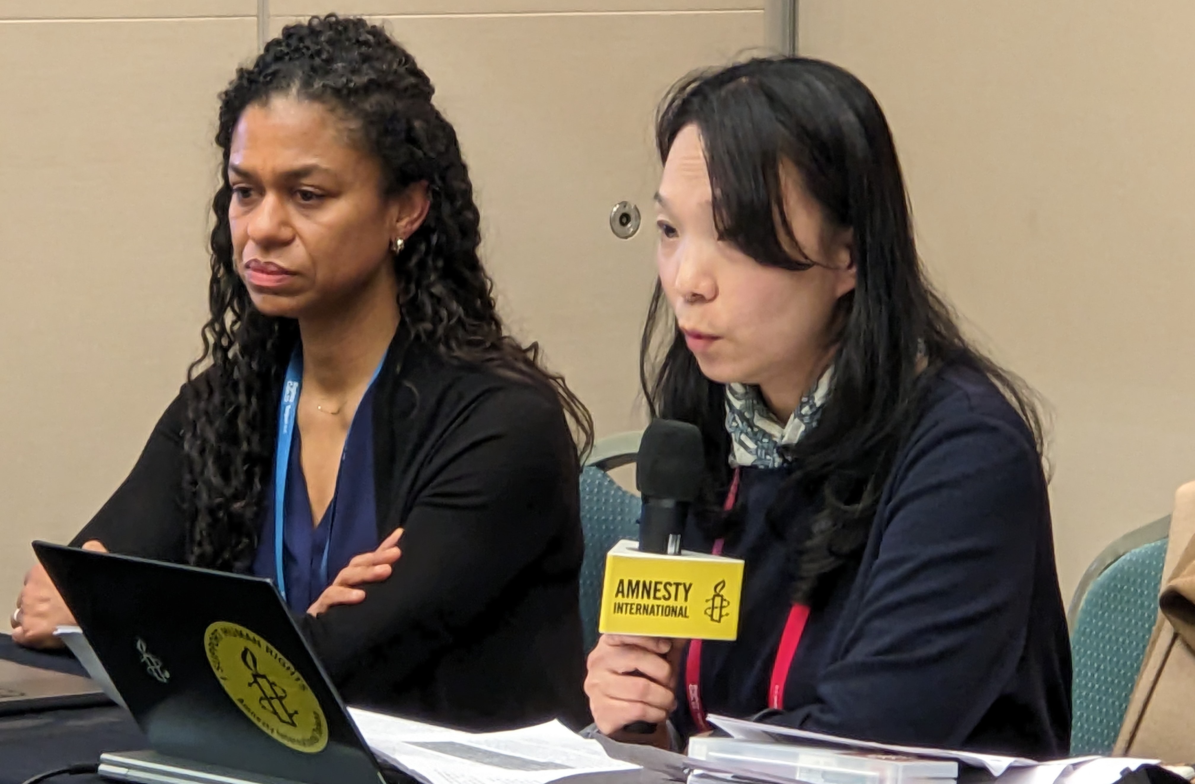 Meta公司代表、經理Jeanne Elone(左)、NCC網際網路傳播辦公室權益促進科科長黃曉吟(右)出席全球數位人權大會(RightsCon)探討網路歧視以及仇恨言論的監管等議題。(陳念宜 攝)