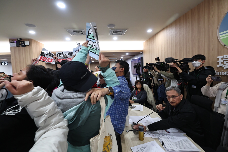 環境部26日召開環評大會審查四接案。環境部政務次長葉俊宏(前右，坐者)發言時，反對的民眾衝上前抗議，現場發生推擠。(圖：中央社)