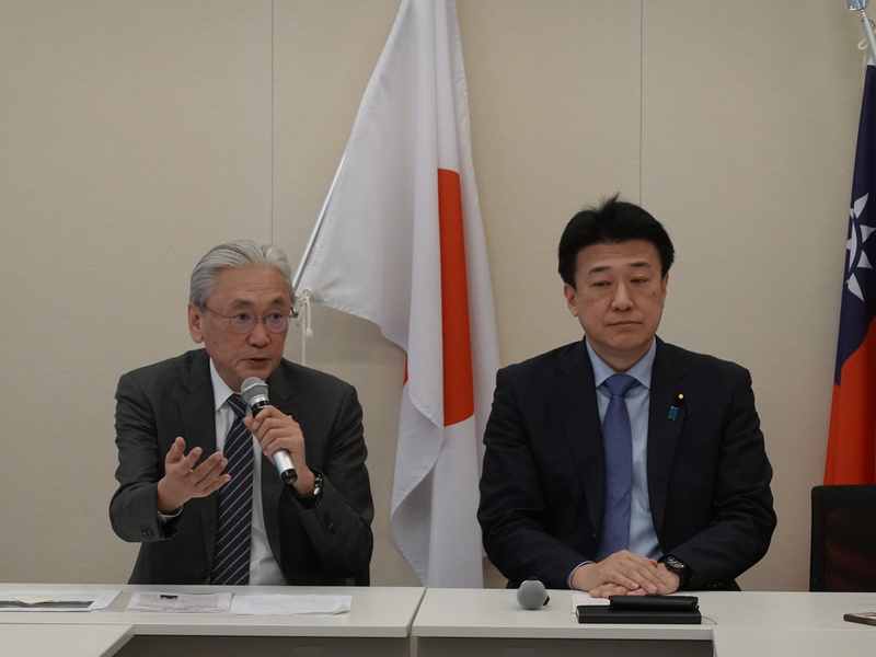 有關台灣人在日本戶籍謄本國名記載問題，日華議員懇談會會長古屋圭司(左)26日表示，「推動此事，是美日台等共享同樣價值觀的國家攜手合作的想法。」日華懇事務局長木原稔(右)表示，「台灣人國籍被寫成『中國』很怪」。(圖：中央社)