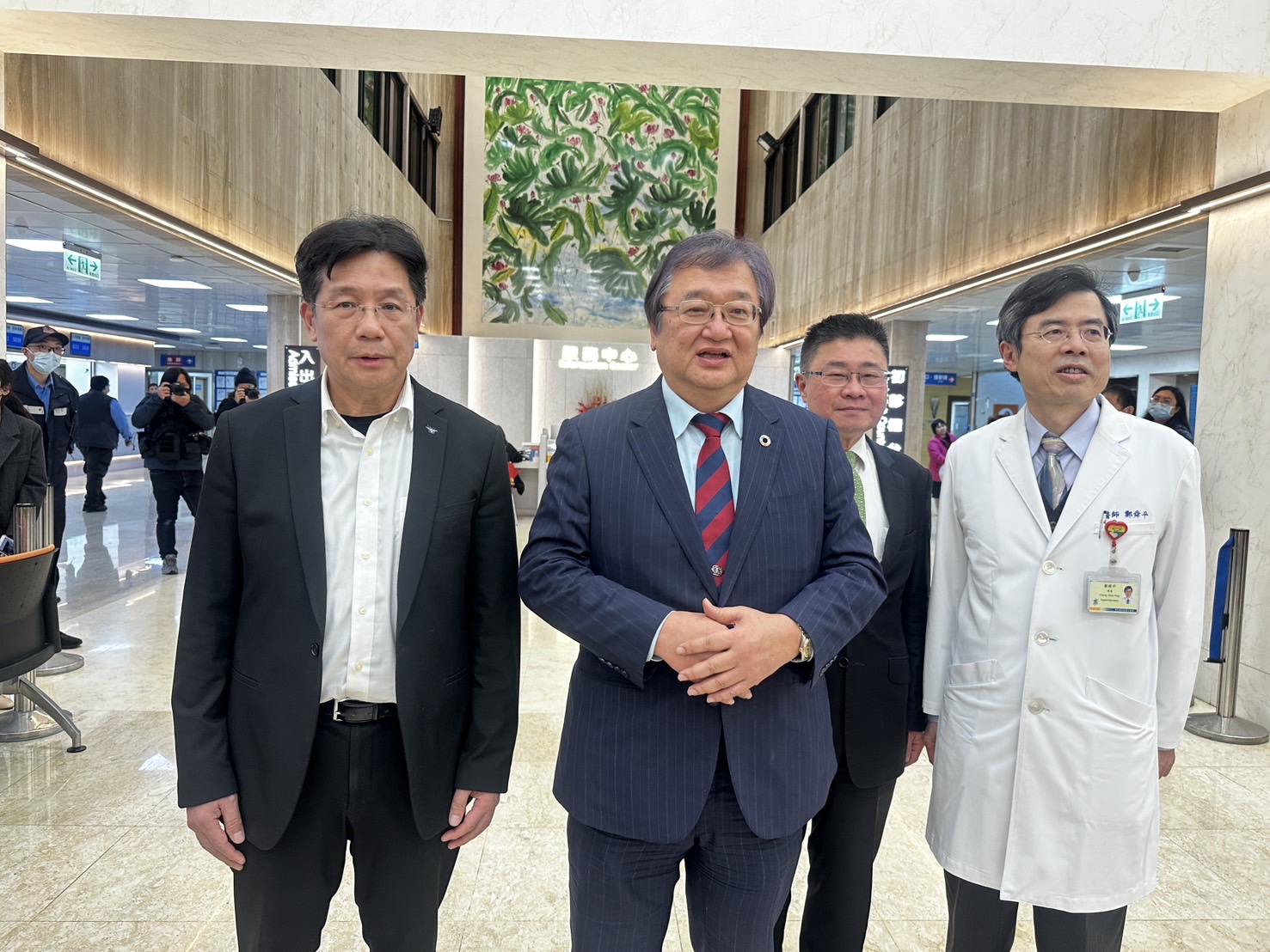 衛福部長邱泰源(中)26日分別前往台大醫院、台北聯合醫院和平院區、亞東醫院、衛福部台北醫院視察，關切第一線急診壅塞的實際狀況。(衛福部提供)