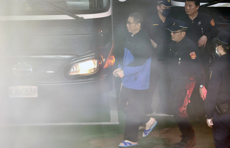 前台北市長柯文哲( 左) 被控京華城及政治獻金案遭訴羈押中，17日上午將再度出庭。 (中央社資料照片)