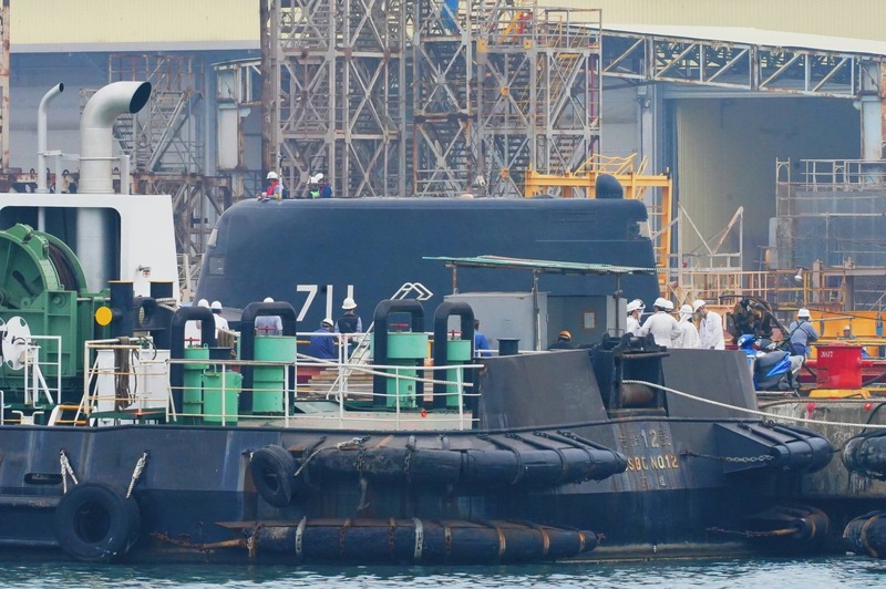 知情人士透露，國造潛艦原型艦海鯤號（圖）可能開始海測的時間點落在5月底或6月初之間。圖為停泊在台船大塢的海鯤號。資料照片 (圖：中央社)