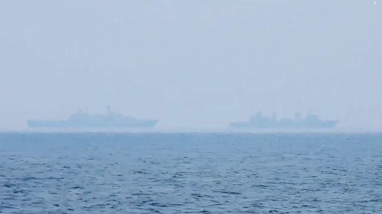 中共海軍26日在我國西南海域，無預警劃設「操演區」，我國海軍全程監控應處。圖為共軍四明山艦（986）與千島湖艦（886）。(國防部提供)