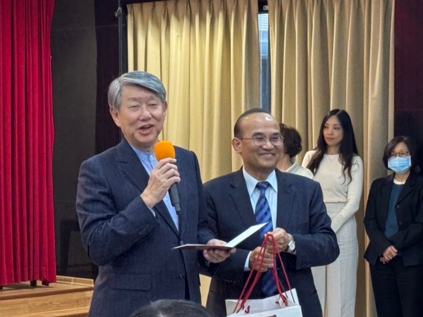 經濟部長郭智輝(左)歡送退休次長連錦漳(右)。(謝佳興 攝)