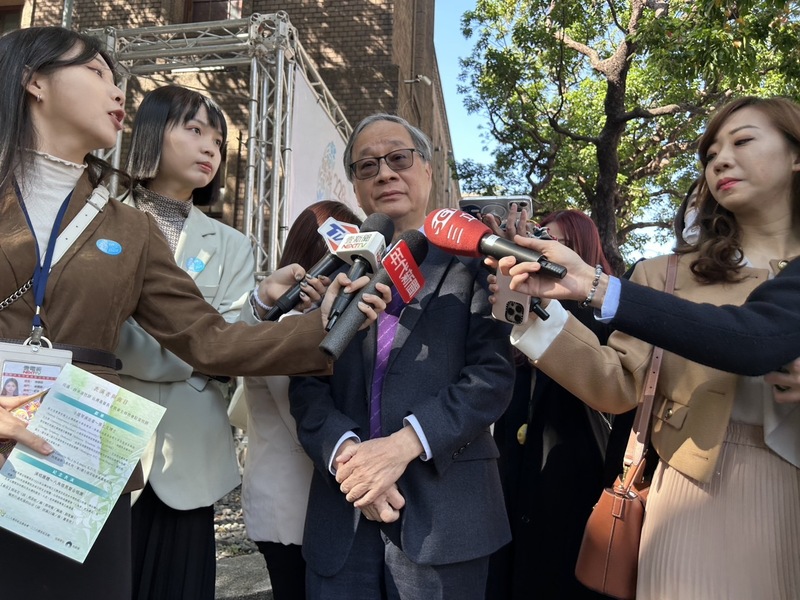 中國大陸動畫電影「哪吒之魔童鬧海（哪吒2）」出品人指電影做好在台上映準備，但遭到台灣方面限制。文化部長李遠（中）28日表示，「哪吒2」這部電影完全沒有來申請，吵成這樣蠻荒謬。 (圖：中央社)