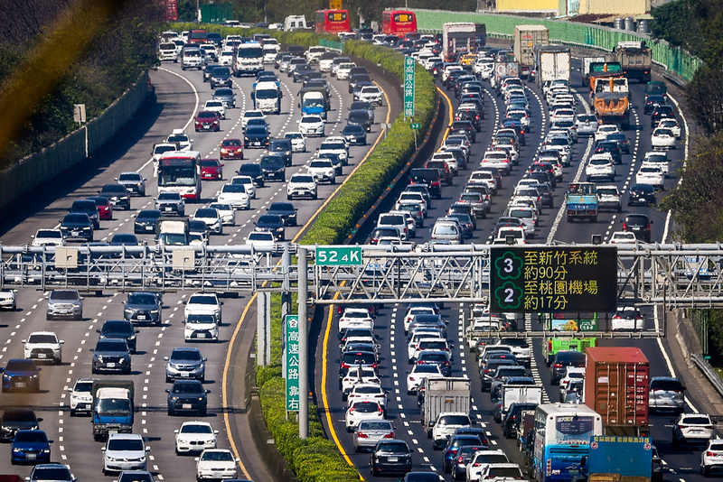 228連假首日，國道28日上午湧現車潮，國3三鶯到龍潭等路段時速都不到40公里。 (圖：中央社)
