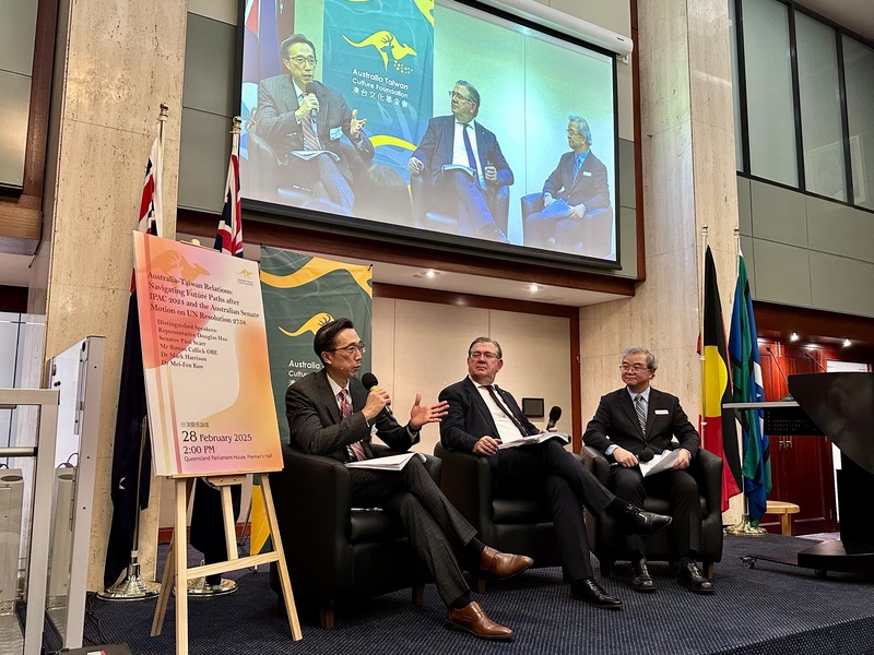 駐澳洲代表徐佑典（左1）出席「台澳關係論壇」與澳洲聯邦參議員史卡（中）對談，呼籲澳洲今年做為「跨太平洋夥伴全面進步協定」（CPTPP）輪值主席國，支持台灣加入CPTPP。右1為澳台文化基金會執行長李季平。(圖：中央社)