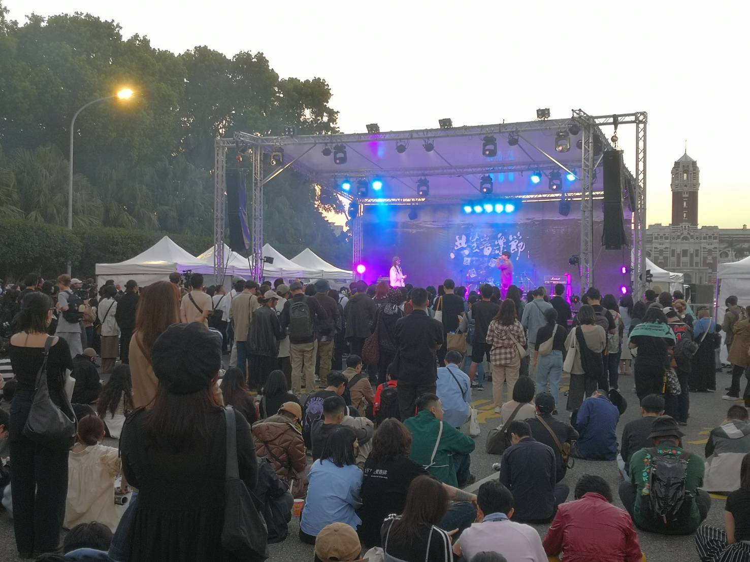 由台灣共生青年協會舉辦的「第13屆共生音樂節」28日在凱達格蘭大道登場，一群青年透過音樂、互動展覽、人權市集及真人圖書館等多元形式紀念二二八。（劉玉秋 攝）