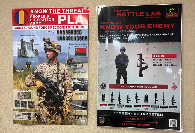 美國陸軍111軍事情報旅推出「威脅沉浸計畫」(Threat Immersion Program)，海報教育官兵識別解放軍的裝備、軍服與旗幟徽章。(美國軍聞網站DVIDS提供)(圖：中央社)