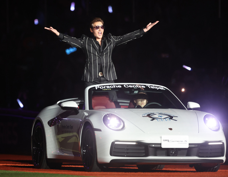 日職北海道日本火腿鬥士隊來台灣進行交流賽，1、2日在台北大巨蛋比賽，1日出戰中職統一7-ELEVEn獅隊，火腿隊總教練新庄剛志（站者）搭乘保時捷跑車登場。 (中央社資料照片)