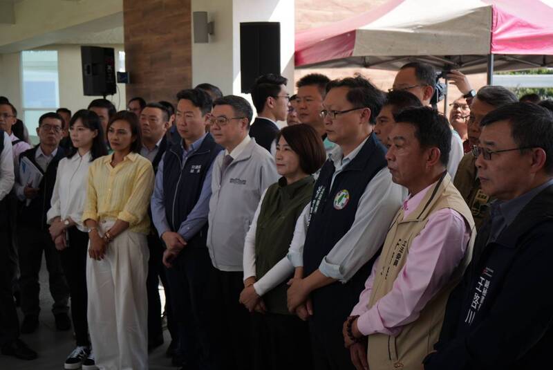 行政院長卓榮泰(前右5)1日南下屏東視察「高雄－屏東間東西向第2快速公路」進度，交通部長陳世凱(前右6)、屏東縣長周春米(前右4)陪同。(圖：中央社)