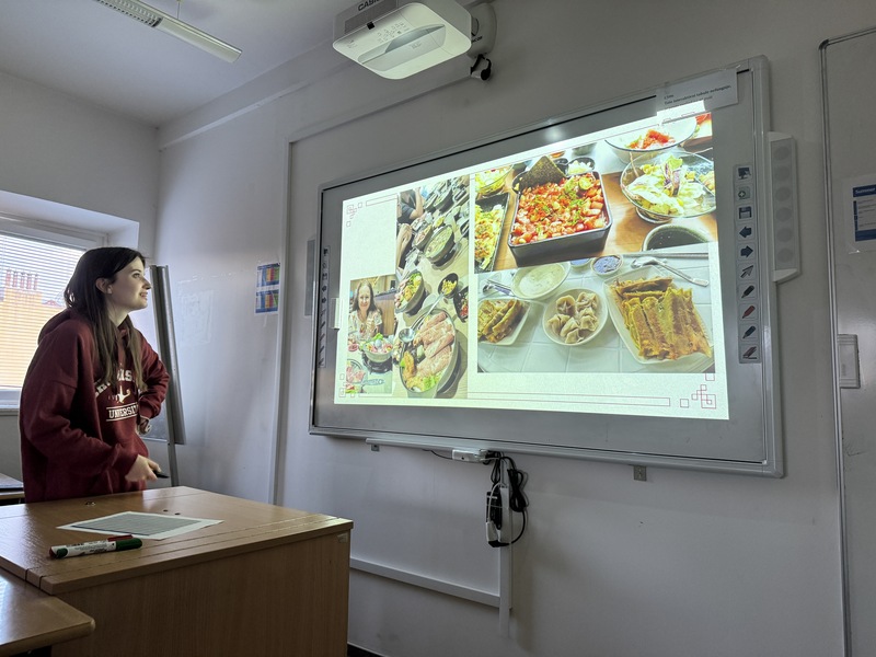 曾赴台交換的捷克學生分享台灣的美食文化。(圖：中央社)