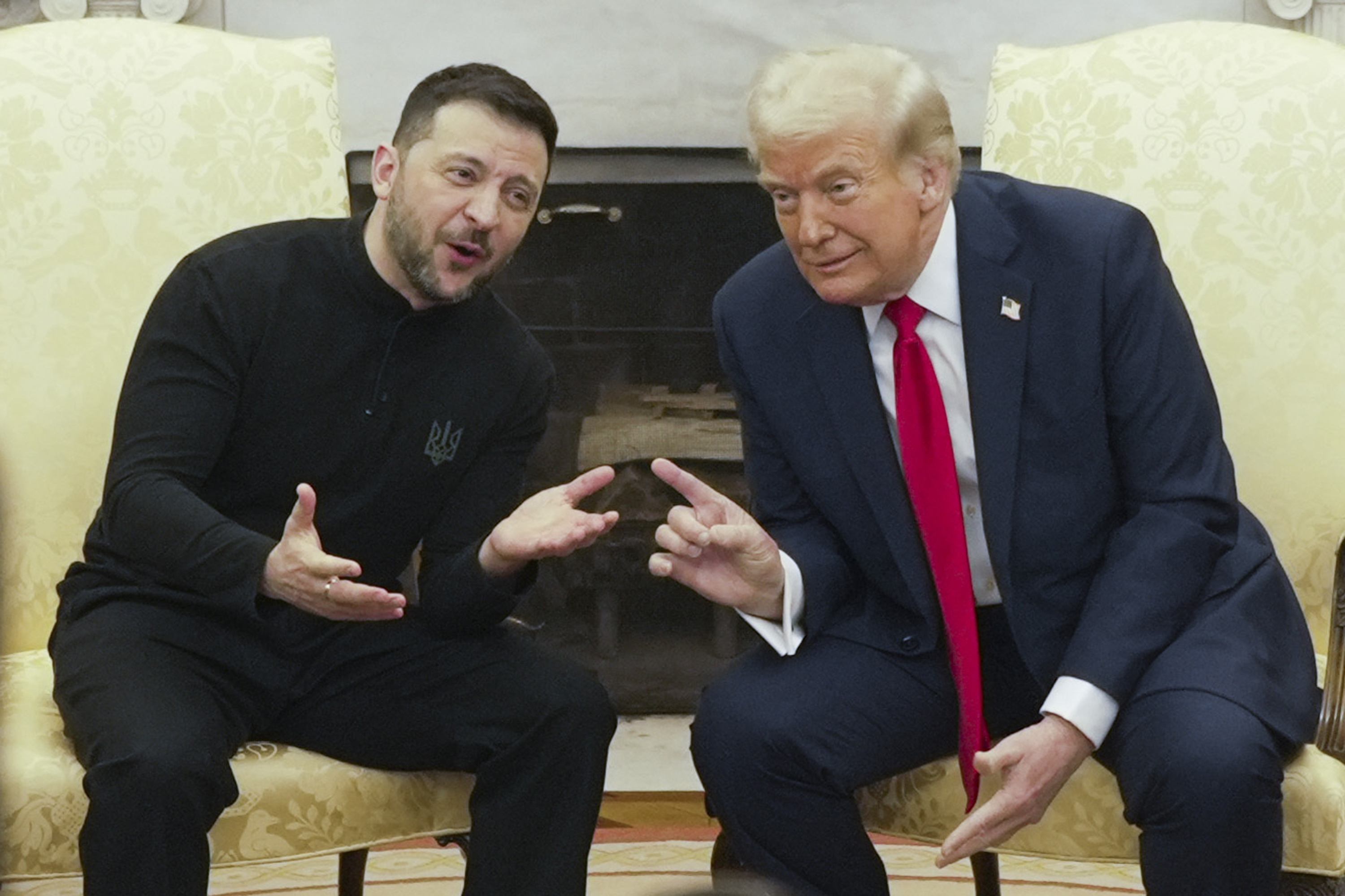 美國總統川普(Donald Trump，右)在白宮會見烏克蘭總統澤倫斯基(Volodymyr Zelenskyy，左)，兩人在鏡頭前爆發爭執。(AP/達志影像)